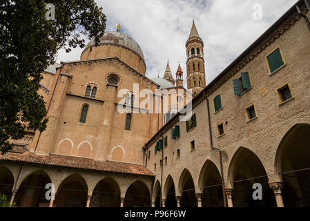 Die Basilica di Sant'Antonio vom Kreuzgang in Padua, Italien, im Sommer Stockfoto