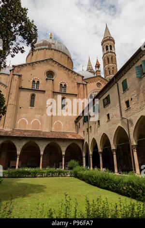 Die Basilica di Sant'Antonio vom Kreuzgang in Padua, Italien, im Sommer Stockfoto