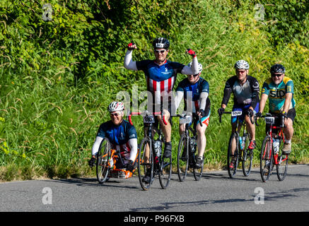Sumner Washington, USA - 14. Juli 2018: Mit dem Fahrrad von Seattle nach Portland (STP) Radfahrer fahren Sie West Valley Highway kurz vor Sumner Stockfoto
