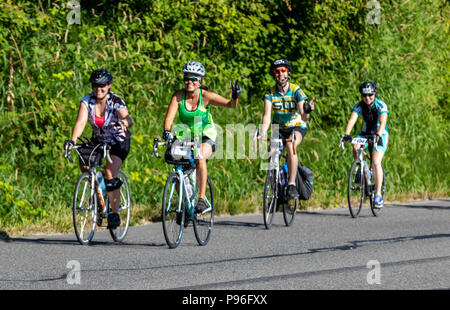 Sumner Washington, USA - 14. Juli 2018: Mit dem Fahrrad von Seattle nach Portland (STP) Radfahrer fahren Sie West Valley Highway kurz vor Sumner Stockfoto