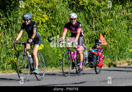 Sumner Washington, USA - 14. Juli 2018: Mit dem Fahrrad von Seattle nach Portland (STP) Radfahrer fahren Sie West Valley Highway kurz vor Sumner Stockfoto