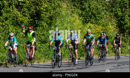 Sumner Washington, USA - 14. Juli 2018: Mit dem Fahrrad von Seattle nach Portland (STP) Radfahrer fahren Sie West Valley Highway kurz vor Sumner Stockfoto