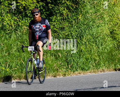 Sumner Washington, USA - 14. Juli 2018: Mit dem Fahrrad von Seattle nach Portland (STP) Radfahrer fahren Sie West Valley Highway kurz vor Sumner Stockfoto