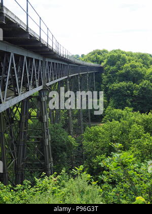 Viktorianische Schmiedeeisen Meldon Viadukt, stillgelegten Bahnstrecke und Teil der Granit, Dartmoor Stockfoto