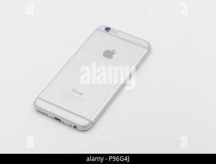 BANGKOK, THAILAND - 7. Mai 2015. Rückseite des Apple Iphone 6 in weißer Farbe auf weißem Hintergrund. Stockfoto