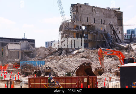 Kopenhagen, Dänemark - 15. Juli 2018: Konkrete industrielle Gebäude zerstört - Gebäude Zerstörung mit Maschinen - blue sky Stockfoto