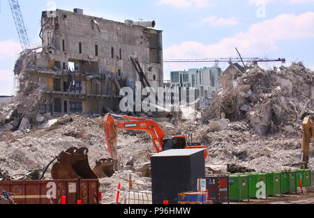 Kopenhagen, Dänemark - 15. Juli 2018: Konkrete industrielle Gebäude zerstört - Gebäude Zerstörung mit Maschinen - blue sky Stockfoto