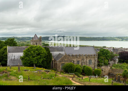 Die Religionskirche Irland und die St. Mary's Collegiate Church im Raleigh Quarter mit Blick auf die Bucht und den Fluss Blackwater in Youghal, Irland Stockfoto