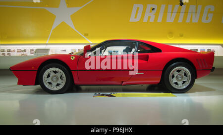 MODENA, ITALIEN - Juli 21, 2017: 1984 Ferrari 288 GTO in den Enzo Ferrari Museum in Modena, Italien. Es war ein Teil der Ausstellung "Fahren mit den Sternen". Ein Stockfoto