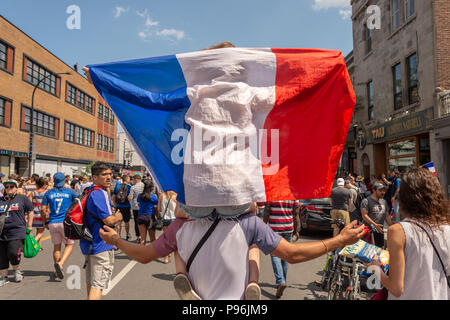 Montreal, Kanada, 15. Juli 2018: Die französischen Staatsangehörigen feiern den Sieg der französischen Fußball-Nationalmannschaft während der Weltmeisterschaft 2018. Stockfoto