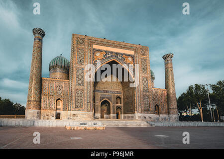 Sher Dor Madrasah am Registan Platz, Samarkand, Usbekistan Stockfoto