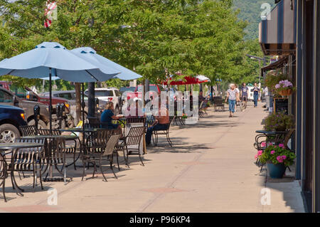 Sitzgelegenheiten im Freien an mehreren Cafés und Restaurants an der Pennsylvania Avenue in Warren, Pennsylvania, USA im Sommer Stockfoto