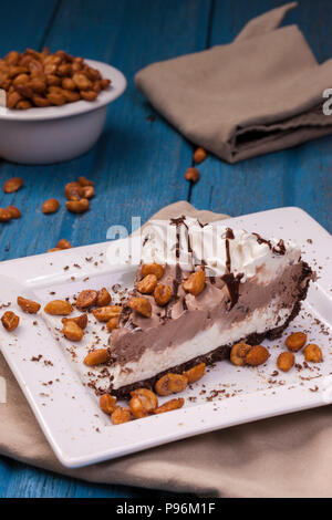 Ein studio Bild aus einer Scheibe Ice Cream pie zusammen mit Erdnüssen. Stockfoto