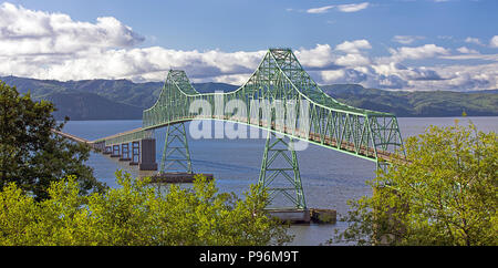 Panorama von Astoria megler Brücke, der sich über den Columbia River in Astoria, Oregon. Stockfoto