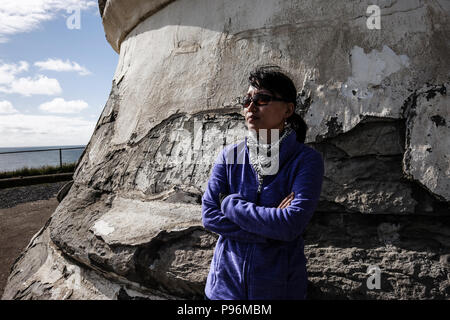 Porträt einer Frau gegen die northhead Leuchtturms in Fez, Washington lehnend. Stockfoto