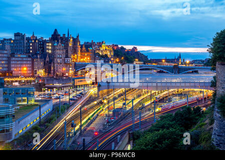 Nacht Blick von der Waverley Station in Edinburgh, Schottland Stockfoto