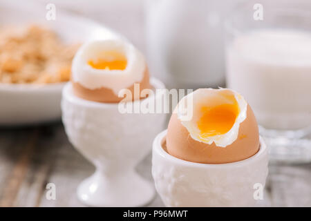 Köstliches Frühstück mit gekochten Eiern und knusprige Toasts, horizontal, Nahaufnahme Stockfoto