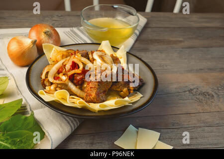 Traditionelle Gericht der Turkvölker in Zentralasien Beschbarmak. Kopieren spase. Stockfoto