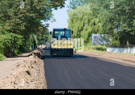 Schwere Vibrationswalzen Straße am Asphaltdecke funktioniert Stockfoto