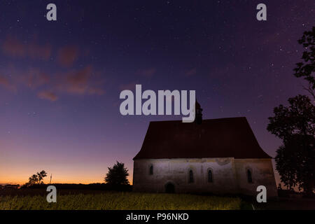 Alte Kapelle im Dorf von dobronice, die Nacht unter Sternenhimmel. Dobronice u Bechyne. Der Tschechischen Republik. Stockfoto