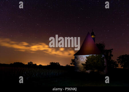 Alte Kapelle im Dorf von dobronice, die Nacht unter Sternenhimmel. Dobronice u Bechyne. Der Tschechischen Republik. Stockfoto