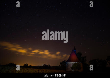 Alte Kapelle im Dorf von dobronice, die Nacht unter Sternenhimmel. Dobronice u Bechyne. Der Tschechischen Republik. Stockfoto