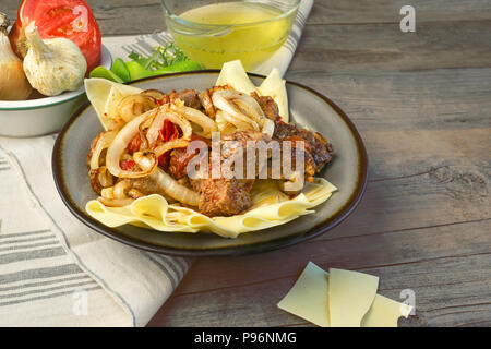 Traditionelle Gericht der Turkvölker in Zentralasien Beschbarmak. Stockfoto