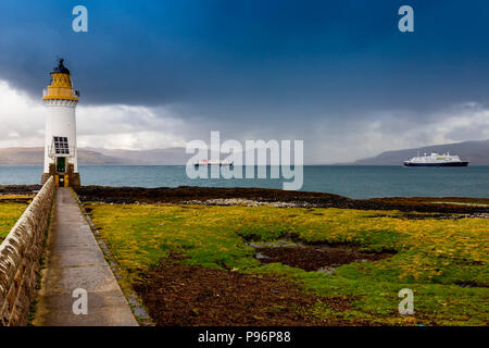 Die barra-Oban Fähre vorbei Rubha nan Gall Leuchtturm und Kreuzfahrtschiff "Astoria" auf den Klang von Mull nr Tobermory, Argyll und Bute, Schottland, Großbritannien Stockfoto