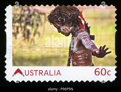 Australien - ca. 2011: eine stornierte Briefmarke aus Australien zeigt Aborigines Junge, in 2011. Stockfoto