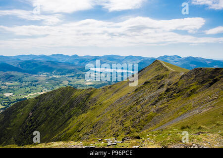 Blick entlang Blencathra (Saddleback) Gipfelgrat zu Derwentwater und Bergen des Lake District National Park, Cumbria, England, Großbritannien, Großbritannien Stockfoto