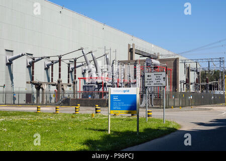 Warnschild für Umspannwerke hinter Wylfa Kernkraftwerk, welches nicht mehr Strom zu erzeugen. Cemaes, Isle of Anglesey, Wales, Großbritannien, Großbritannien, Stockfoto