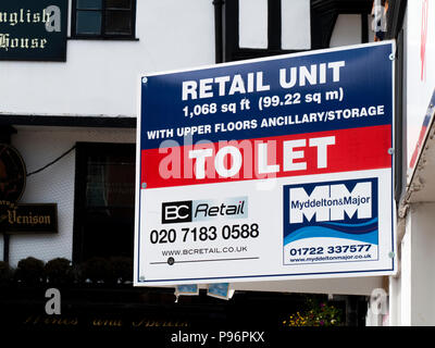 Retail unit Immobilienmakler Werbung Schild über leerstehenden Ladenlokalen zu lassen. Stockfoto