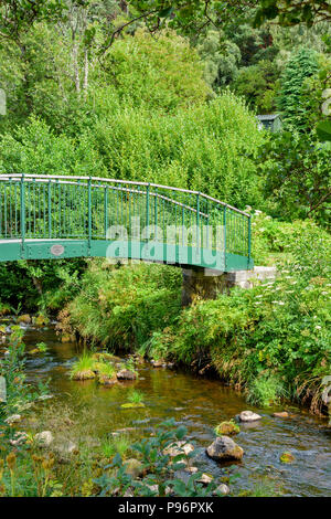 Traditionelle alte WOLLE MÜHLE KNOCKANDO Moray in Schottland DIE GRÜNE METALL UND HOLZ BRÜCKE UND BLICK AUF DEN STREAM Stockfoto