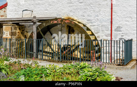 Traditionelle alte WOLLE MÜHLE KNOCKANDO Moray in Schottland das renovierte Gebäude UND DETAIL DER WASSER RAD Stockfoto