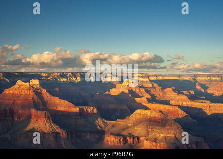 Sonnenlicht am Grand Canyon von Mohave Point vor Sonnenuntergang mit einigen Wolken im Himmel gesehen Stockfoto