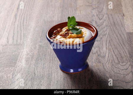 Eis mit Walnuss serviert mint Stockfoto