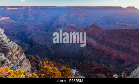 Sonnenaufgang am Grand Canyon Mather Point, Arizona an einem sonnigen Morgen im Herbst Stockfoto