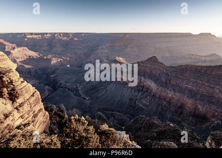 Sonnenaufgang am Grand Canyon Mather Point, Arizona an einem sonnigen Morgen im Herbst Stockfoto