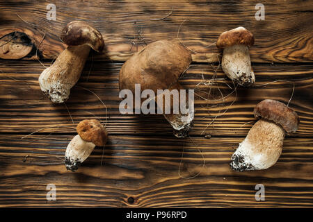 Pilze auf einem Holztisch Stockfoto