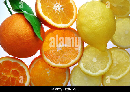 Orangen und Zitronen, in Scheiben geschnitten auf hellen Hintergrund. Stockfoto