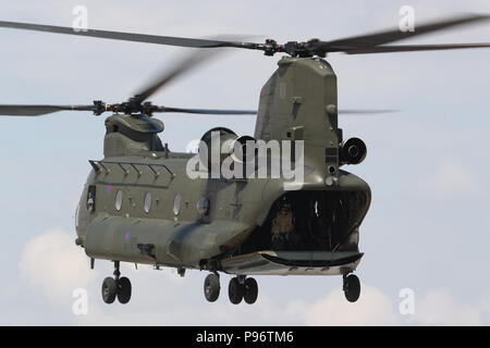 Eine Boeing CH-47 Chinook zeigt seine Vielseitigkeit an der Royal International Air Tattoo 2018 RAF Fairford, England Stockfoto