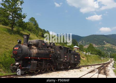 Dampflok auf die Bahn in Mokra Gora, Serbien Stockfoto