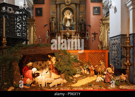 Weihnachten Krippe mit Figuren wie Jesus, Maria, Josef, Schafe und sterndeuter vor dem Altar im Christentum Kirche "Iglesia de San Ildefo Stockfoto