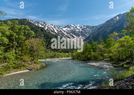 Kamikochi in Japan bei klarem Himmel Stockfoto