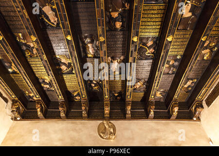 Mittelalterliche Decke in Museo Casa de Los Tiros de Granada. Andalusien, Spanien Stockfoto