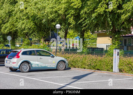Auch, Schweden - 15. JULI 2018: Elektrische Volvo auto Elektroauto Ladestation geparkt Stockfoto