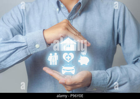 Geschäftsmann mit Home, Krankenversicherung, Finanzen, Auto und Familie Symbol, Versicherung Konzept. Stockfoto