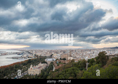 Landschaft Blick auf Malaga Stadt von Alcazaba. Andalusien, Spanien Stockfoto