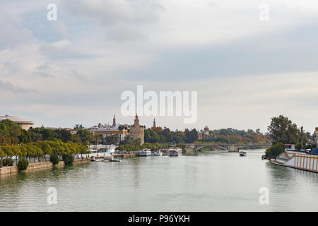 Stadtbild von Sevilla mit Goldenen Turm (Torre del Oro) entlang dem Fluss Guadalquivir. Andalusien, Spanien Stockfoto