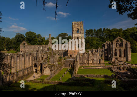 Ruinen der Fountains Abbey und Park Stockfoto